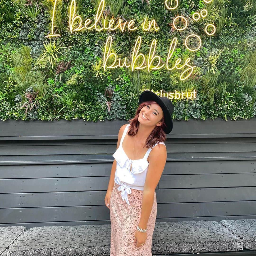 ケイトリン・オズモンドさんのインスタグラム写真 - (ケイトリン・オズモンドInstagram)「Me in the wild 🥰  • • #believeinbubbles  #truiswinery #waynegretzkywinery #pondviewwinery #girlsday #winelover」9月2日 5時14分 - kaetkiss