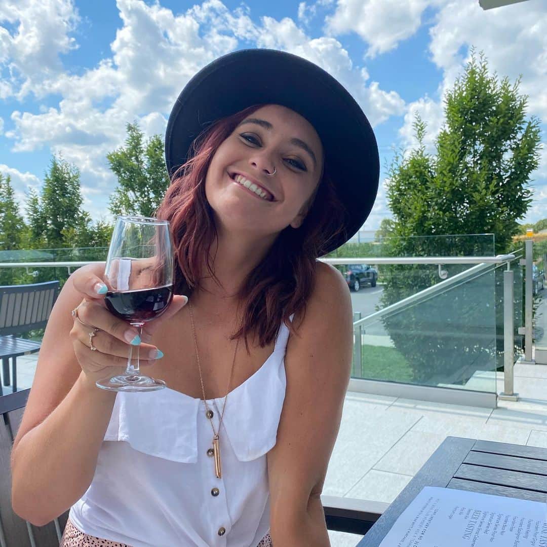 ケイトリン・オズモンドさんのインスタグラム写真 - (ケイトリン・オズモンドInstagram)「Me in the wild 🥰  • • #believeinbubbles  #truiswinery #waynegretzkywinery #pondviewwinery #girlsday #winelover」9月2日 5時14分 - kaetkiss