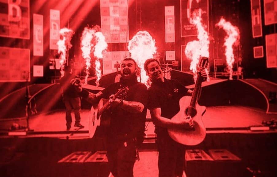 Shinedownさんのインスタグラム写真 - (ShinedownInstagram)「We miss doing this with these people... but we can’t right now. A lot of people behind the scenes are out of jobs... We must unite and take action together to help support the live events industry.  Check out @wemakeeventsnorthamerica for more info on #RedAlertRESTART & how you can help.  #WeStandStall for the live events industry 🙌」9月2日 5時49分 - shinedown