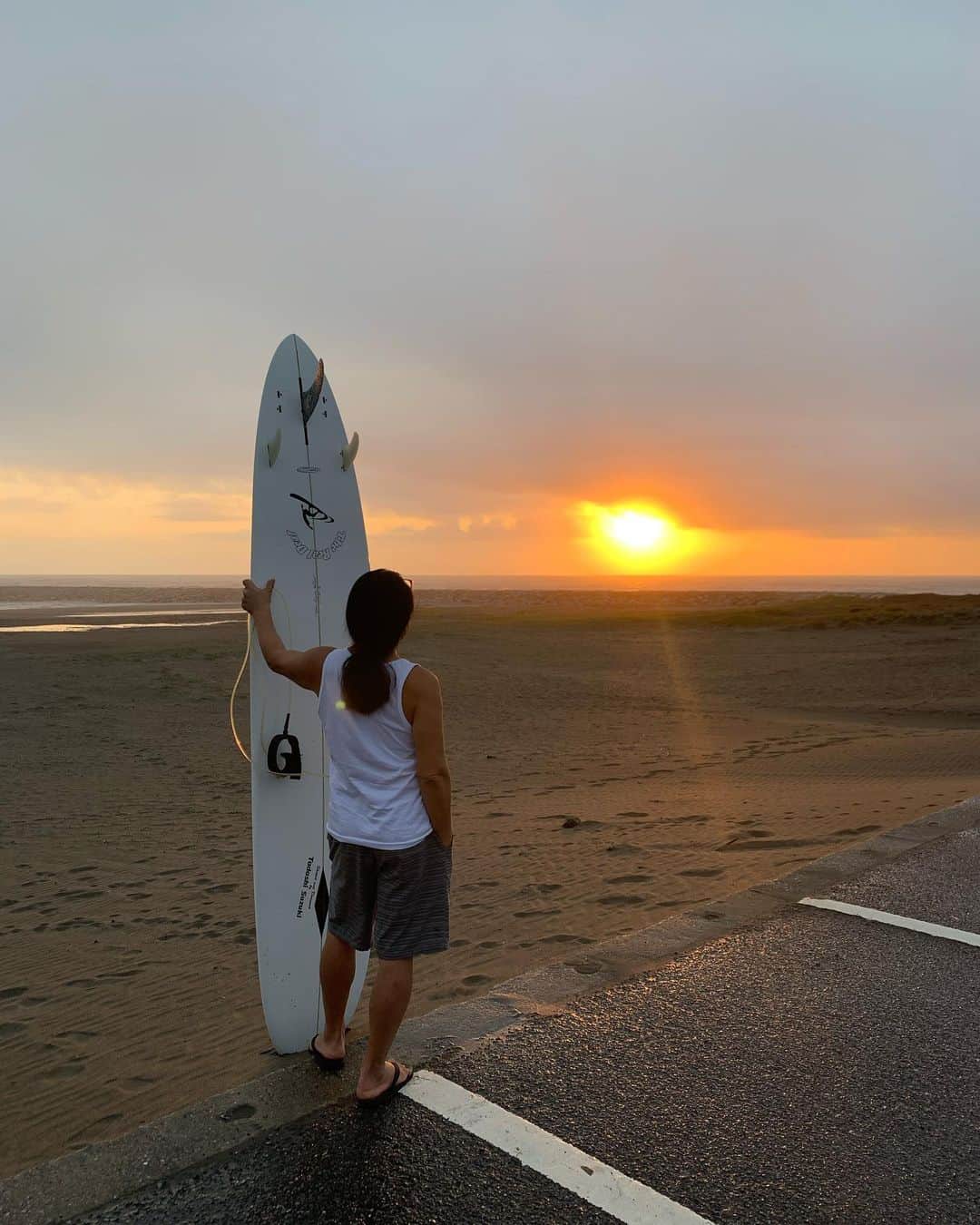 Ken Harakumaのインスタグラム：「Rising Sun❣️❣️❣️ 心に光を‼️ Shanti 合掌。 ケンハラクマ www.iyc.jp @international_yoga_center  @iyc_jinbocho  #yogalife  #ヨガ  #サーファー  #サンライズ  #日の出  #瞑想」