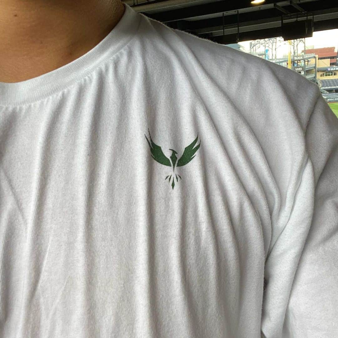 ダルビッシュ有のインスタグラム：「トレーニングする時は絶対このTシャツとボトル！ ボトルは1.3ℓのやつです。 シーズン中のトレーニング時間は短いので1.3ℓですが、オフシーズンは2.2ℓを使ってます😄 #yutrition」