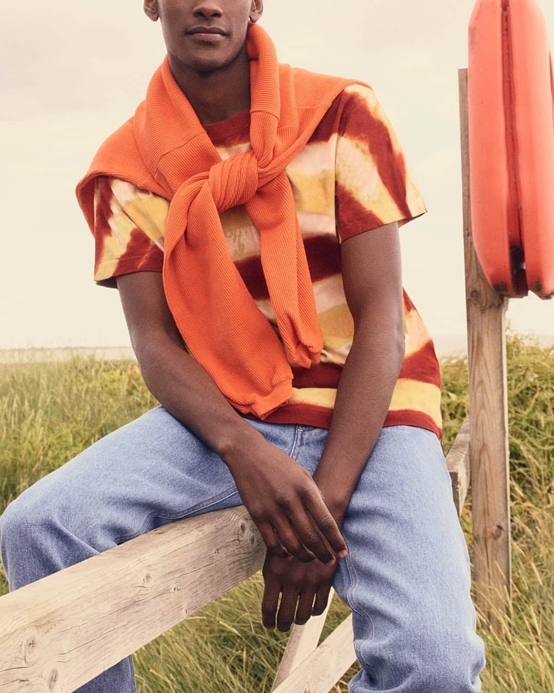 MR PORTERのインスタグラム：「As September sets in, we celebrate the humble tee and how to wear it as it gets chillier. Our top tip? Match your layers to the leaves (and each other) 🍂 Tap to shop this tie-dye style from @storymfg #MRPORTER」