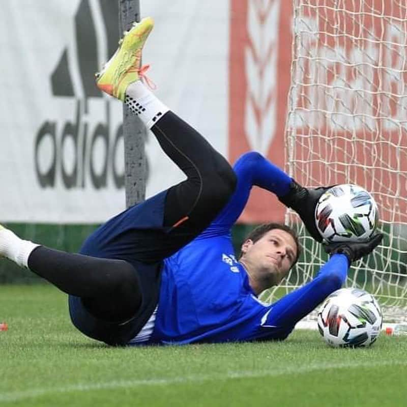 アスミル・ベゴヴィッチさんのインスタグラム写真 - (アスミル・ベゴヴィッチInstagram)「🇧🇦⚽️🆎🧤 @nfsbih @ab1gk #ministarodbrane」9月2日 6時01分 - asmir1