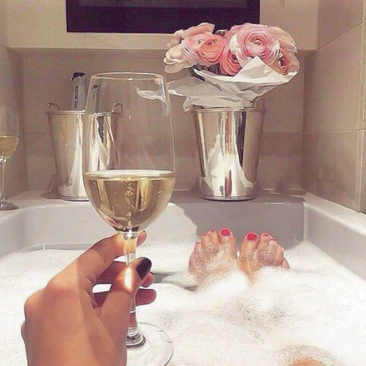 キャサリンマランドリーノさんのインスタグラム写真 - (キャサリンマランドリーノInstagram)「Long weekend ahead calls for this • • • • #catherinemalandrino #catherinebycatherinemalandrino #wine #bath #flowers #serene」9月2日 6時02分 - catherine_malandrino