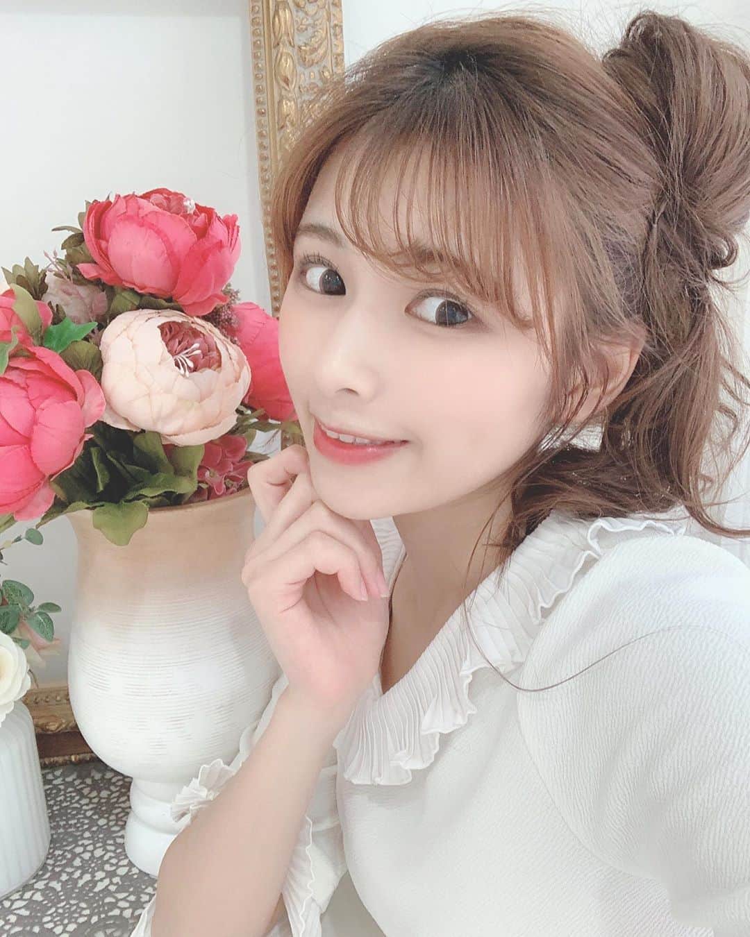 のインスタグラム：「﻿ ﻿ お団子アレンジをして頂いて﻿ ごきげんな日比野です(っ ॑꒳ ॑c)﻿ ﻿ 今日も頑張ってまいりましょう!!﻿ ﻿ ﻿ ﻿ ﻿ ﻿ ﻿ ﻿ #お団子 #お団子ヘア #お団子アレンジ ﻿ #ヘアアレンジ #ヘアスタイル #ヘアカラー ﻿ #hairstyle #haircolor #hairarrange #髪色 ﻿ #自撮り #自撮り女子 #自撮り部 #selfie #selfietime ﻿ #花 #お花 #flowers #花のある暮らし #お花好き ﻿ #fashion #majesticlegon #洋服好きな人と繋がりたい ﻿ #清楚 #清楚系女子 #女の子 #女子力アップ  #followｍe #lfl #fff ﻿ ﻿ ﻿」