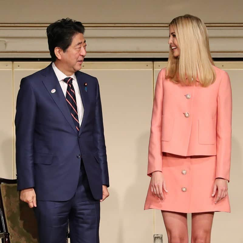 イヴァンカ・トランプさんのインスタグラム写真 - (イヴァンカ・トランプInstagram)「Grateful to have gotten to know Prime Minister Abe over the past few years.  He is an exceptional leader and ally to the U.S. on many issues, including Women’s Economic Empowerment.  We wish him well! 🇺🇸🇯🇵」9月2日 6時16分 - ivankatrump