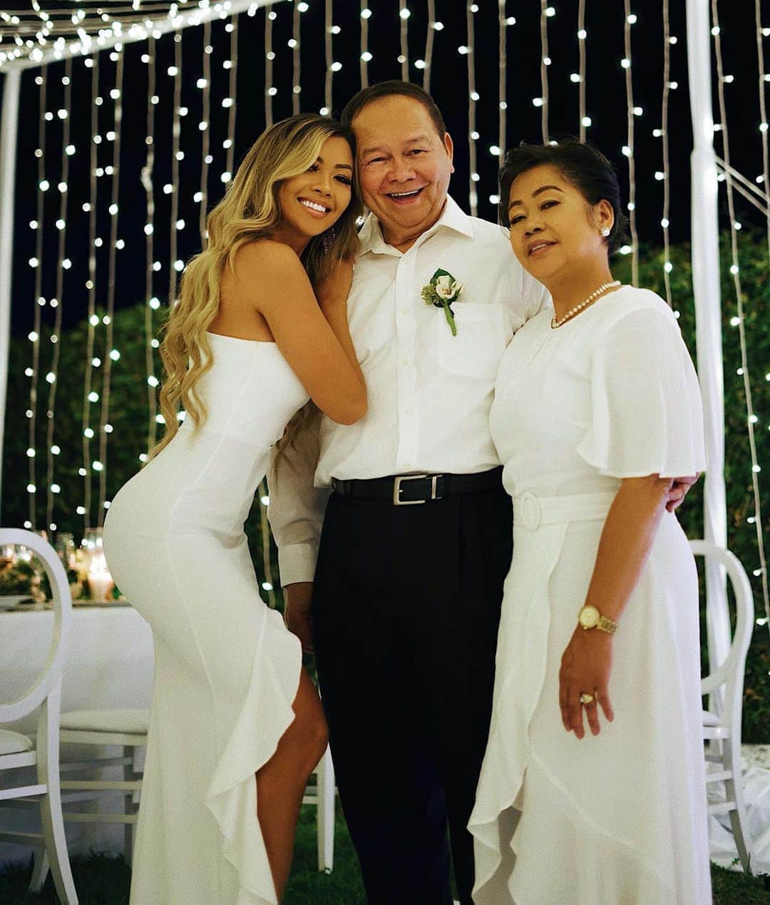 リアン Vのインスタグラム：「What 40 years of love looks like ❤️ Still can’t get over this surprise celebration for my parents 🥰 Love you mom and dad! 😘 #40thAnniversary   📸 : @redllama.media」