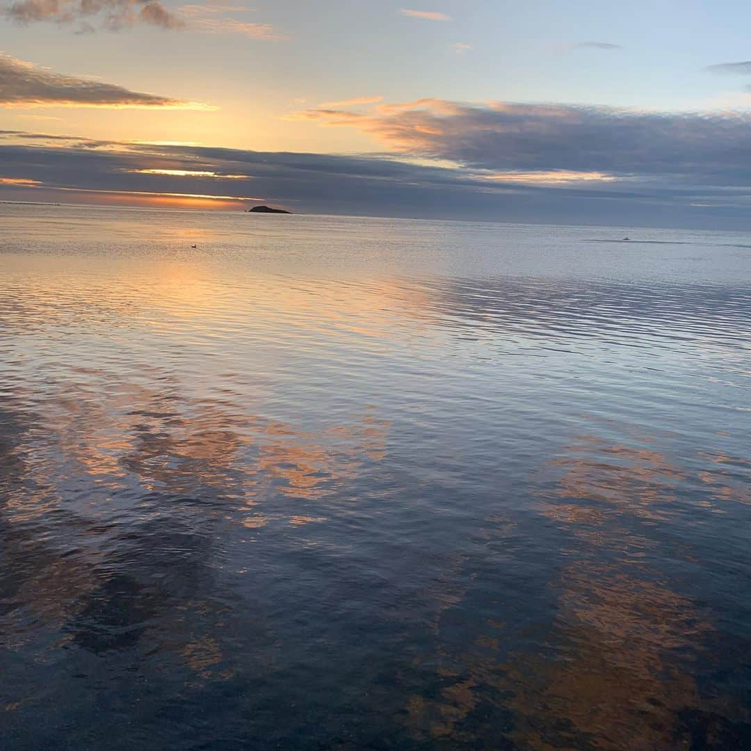 日浦孝則さんのインスタグラム写真 - (日浦孝則Instagram)「2020.9.1 北海道の旅② 昨夜は道の駅「流氷街道網走」にて車中泊。今日は日本最北端の地、宗谷岬を目指しました。 角度は違うけど何となく千葉の九十九里のスケールのでかい感じかなーって走っていましたが、オホーツク海は想像したのとは違い透明感の有る空や海、果てしない大地が拡がる胸がスカッとするようなスケール感に感動しました！ 宗谷岬が近くなって来た頃に風量発電の風車が一斉に目に入って来たかと思うとその目の前と、視界の左右に収まりきらない見晴らしの広さに驚き、ナニーコレーって独り言言いました。帯広の夕焼け、夕映を見た時のスケール感にも感動しましたが、今日の大地の豪快なスケール感にも感動です！ そして初めての日本最北端の地の碑！テレビとかで見たことはあったけど自分でやって来るとやはり感慨深いです。 何か記念になることをしようと、FBでのライブ配信、ご覧いただいた皆様ありがとうございました。ここ数日孤独な日々だったので嬉しかったです。 そして配信のコメントを見てて、今日はラーメン！ と決めて稚内でネット検索し、しじみラーメンを頂きました！ スープもしじみも美味しかったです！スープも残さず完食です！ というわけで、明日は折り返しですかね。北海道の西側、オロロンロード？だったかな、を下りながら、留萌の夕焼けが見られたら良いなと思います！ 結構、北海道ぐるりーとしてます。その後もまた、苫小牧、そして静内、札幌！ 北海道満喫させて頂きますー！！ 本日は日本でも珍しい道の駅、JRの稚内駅と一緒になってる道の駅「わっかない」で休ませて頂きます。」9月1日 21時24分 - paperisland