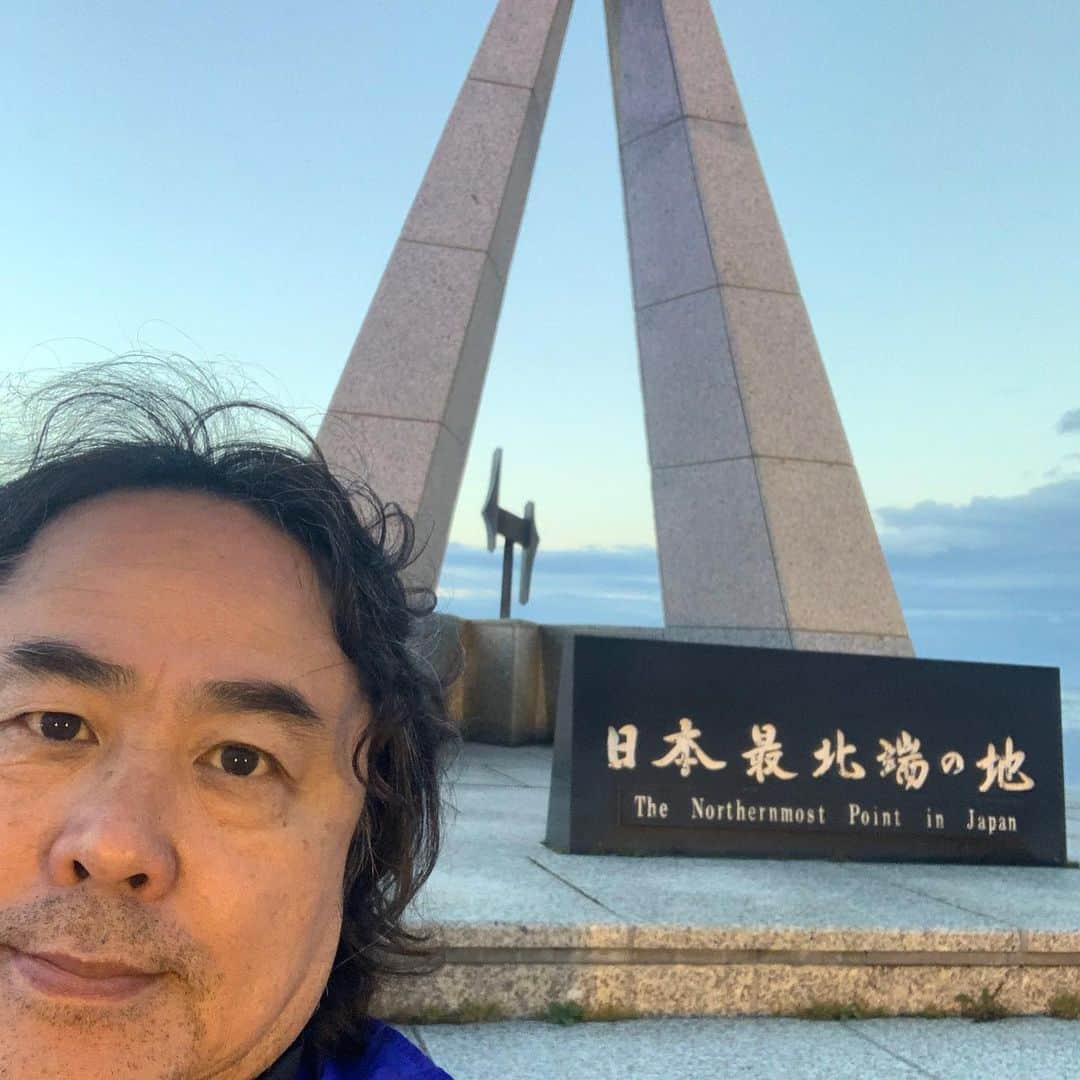 日浦孝則さんのインスタグラム写真 - (日浦孝則Instagram)「2020.9.1 北海道の旅② 昨夜は道の駅「流氷街道網走」にて車中泊。今日は日本最北端の地、宗谷岬を目指しました。 角度は違うけど何となく千葉の九十九里のスケールのでかい感じかなーって走っていましたが、オホーツク海は想像したのとは違い透明感の有る空や海、果てしない大地が拡がる胸がスカッとするようなスケール感に感動しました！ 宗谷岬が近くなって来た頃に風量発電の風車が一斉に目に入って来たかと思うとその目の前と、視界の左右に収まりきらない見晴らしの広さに驚き、ナニーコレーって独り言言いました。帯広の夕焼け、夕映を見た時のスケール感にも感動しましたが、今日の大地の豪快なスケール感にも感動です！ そして初めての日本最北端の地の碑！テレビとかで見たことはあったけど自分でやって来るとやはり感慨深いです。 何か記念になることをしようと、FBでのライブ配信、ご覧いただいた皆様ありがとうございました。ここ数日孤独な日々だったので嬉しかったです。 そして配信のコメントを見てて、今日はラーメン！ と決めて稚内でネット検索し、しじみラーメンを頂きました！ スープもしじみも美味しかったです！スープも残さず完食です！ というわけで、明日は折り返しですかね。北海道の西側、オロロンロード？だったかな、を下りながら、留萌の夕焼けが見られたら良いなと思います！ 結構、北海道ぐるりーとしてます。その後もまた、苫小牧、そして静内、札幌！ 北海道満喫させて頂きますー！！ 本日は日本でも珍しい道の駅、JRの稚内駅と一緒になってる道の駅「わっかない」で休ませて頂きます。」9月1日 21時24分 - paperisland