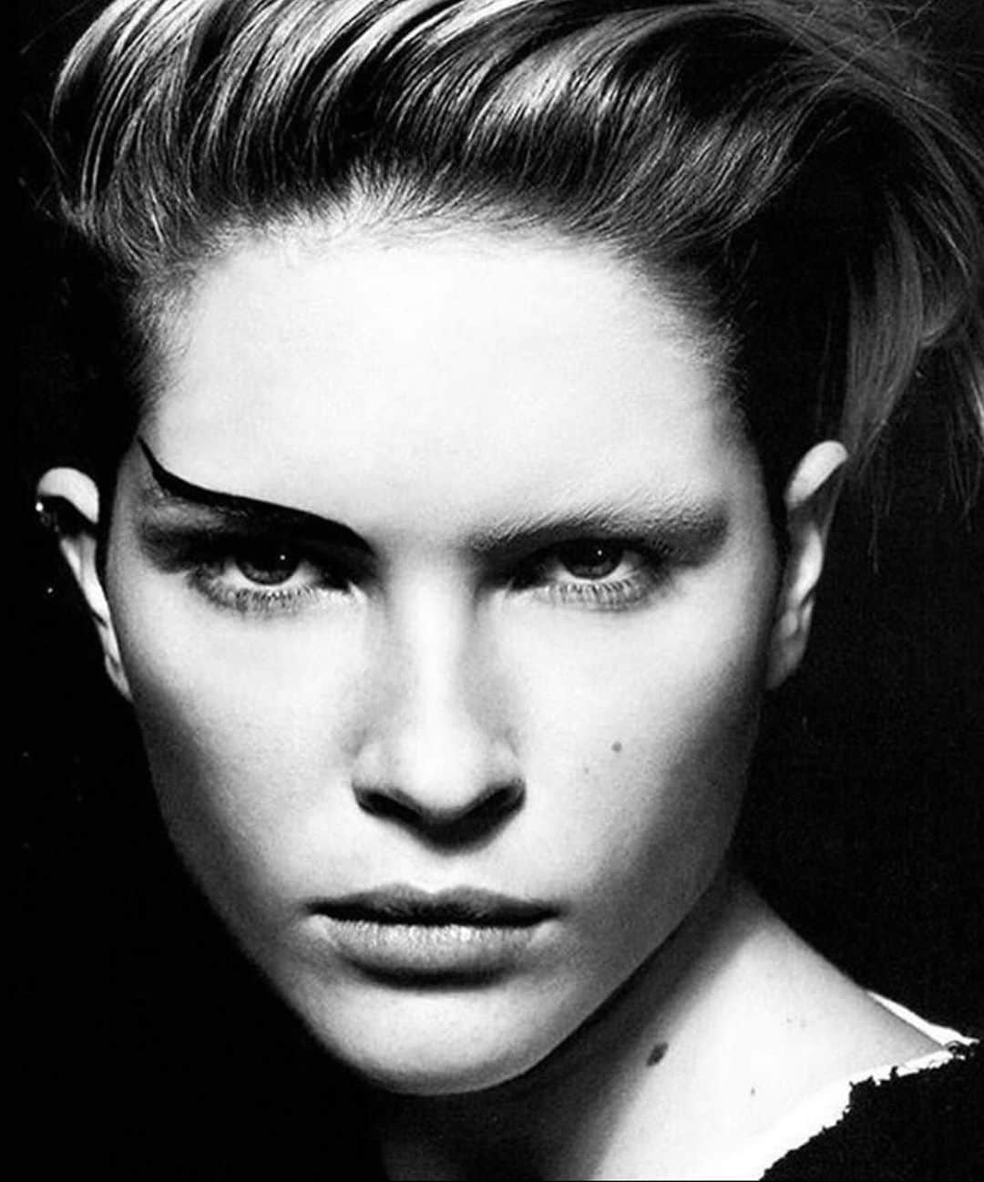 ValGarlandさんのインスタグラム写真 - (ValGarlandInstagram)「When one eyebrow was enough.....  @ErinWasson for @vogueitalia by @MarioTestino, 2001.  Photographer @mariotestino  Stylist #CamillaNickerson Make up @thevalgarland  Hair @therealmichaelboadi . . . #ValGarland #makeupbyValGarland #VALidated #Vogue #ItalianVogue #MarioTestino #ErinWasson #MichaelBoadi #GreatMemories #2001 #NonConformity #Rebellion #RuleBreaker #Editorial #Radical #Iconic #BrowGameOnPoint #WhoAreYouLookingAt」9月1日 21時24分 - thevalgarland