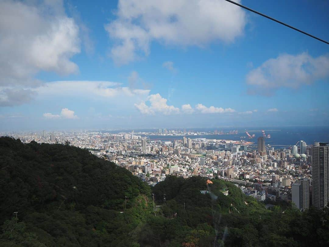 今井安紀さんのインスタグラム写真 - (今井安紀Instagram)「Last month I went to Kobe to see @marilyntsuda !! She guided many attractive place. First, we went to Kobe Nunobiki Herb Garden. The view from the garden and ropeway on the way to there was so beautiful. And Guarana soda tasted good.  先月アプリ仲間の津田マリリンさん @marilyntsuda に招かれて神戸に行ってきました。 美味しい神戸ビーフランチを食べて(空腹で写真撮らずひたすら食べた)、その後布引ハーブガーデンへ。途中のロープウェイから、そしてガーデンからの神戸市内の眺めがとっても良かったです。 休憩中に飲んだガラナジュースも美味しかった。ガラナソーダで撮影会して遊んだのでこんなに瓶の写真がある。笑  Camera : Olympus PEN E-PL9 Lens: 25mm   #olympuspenepl9 #noedit #nofilter #photolover #latergram #kobe #travel #trip #nunobikiherbgarden #nunobikiropeway #ropeway #guarana #diamondguarana #オリンパスPEN #加工なし #撮って出し #写真好きな人と繋がりたい #時差スタグラム #エモい写真 #神戸 #旅 #旅行 #布引ハーブ園 #神戸布引ハーブ園 #神戸布引ロープウェイ #ガラナ #ダイヤモンドガラナ #布引礦泉所」9月1日 21時26分 - i_am_akinyan0826