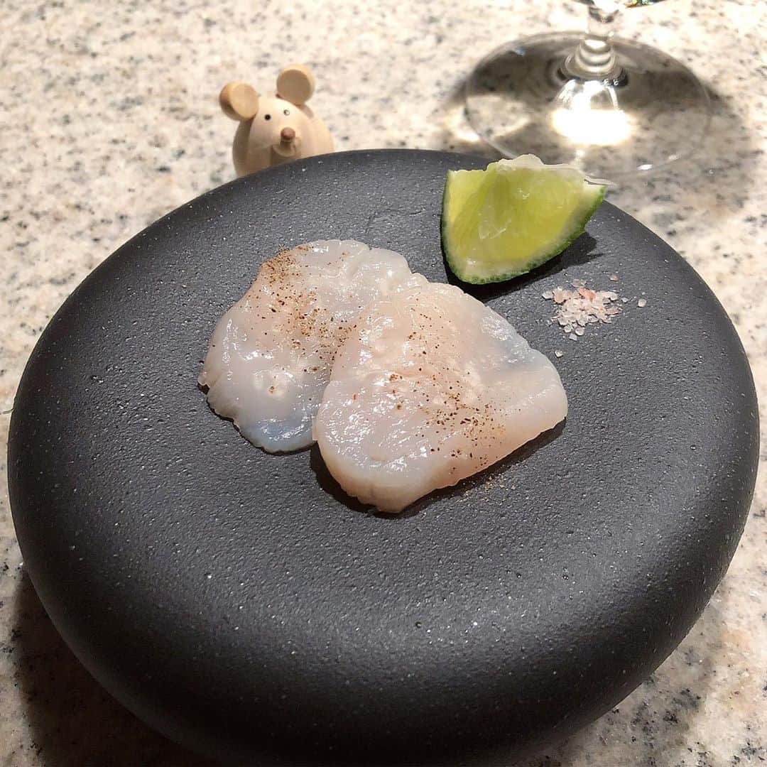 榊山敬代のインスタグラム：「🏮﻿🐚🎐… ・　 休日はご褒美に ホタテ祭りの巻  この日はひときわうつくしい ホタテのお刺身と目が合って 眩しい姿へ迷わず連れて帰る  ニュージーランドの 白ワインに合わせて  岩塩ブラックペッパーを ミルで細かくひいたもの とライムをひと絞りして  つるりんとみずみずしい口当たりに 冷えた青みのあるスッキリワインは  最高な相性でございまして 大変美味しゅうございました🙏  もしかして今までで 一番美味しかったナ  #また食べたい ・ ・ さて  昨日も断捨離つづきまして キッチンのお皿断捨離の巻  眠っていた使わない食器を おもいきってさよならにて  意外にもつかわない食器がありましたし 最近は日本酒やめたので日本酒セットを 棚の奥に並べ変えたりとリセットの節目  それからエアコンや空気清浄機の フィルターを清めて空気きれいに  そしてきょうは パウダールーム  一気にと断捨離して香水の棚や メガネや時計の棚も整え直して お店みたいに並べてシンプルに  それからランドリーエリアも整え直し 本や作品など保管する棚へと突入して 途中リタイヤにて明日整え直すことに  今回の断捨離であきらかになったのは 生活感のない空間へ整え直したい感じ それは掃除がしやすい空間を目指し中  それにしましても  気がつかない間に要らないモノが 溜まっていたことにきづきまして  無意識を意識的に気にしたいこの頃 ・ ・ #断捨離 #スッキリ #マイブーム ・  ・ ・ #おうちごはん #おうち大好き #enjoyhome ・ ・ ・  ・ ・　 #夕食 #dinner #おうちごはん  #おつまみ #ホタテ#帆立#ほたて #Scallop #Japanese #healthy #food #seafood #osashimi #お刺身 #lime #pinksalt #wine #antipasto #artist #kitchen #cooking #日本画家 の #お料理こんなもん」
