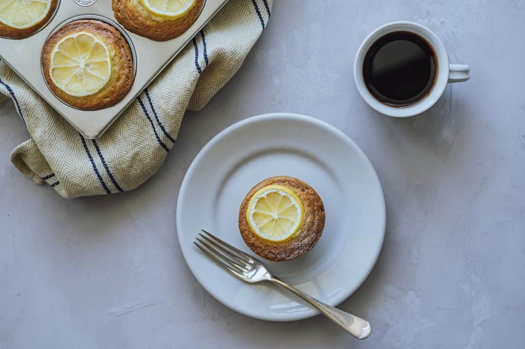 Nanaのインスタグラム：「lemon&cream cheese muffins  先日焼いたレモンとクリームチーズのオイルマフィン。グルテンフリー。オレンジがなくてレモンで。オレンジが良かった笑 オイルは教えてもらったお菓子用の太白胡麻油に変えたら匂い気にならないし、作りやすくなった気が👀」