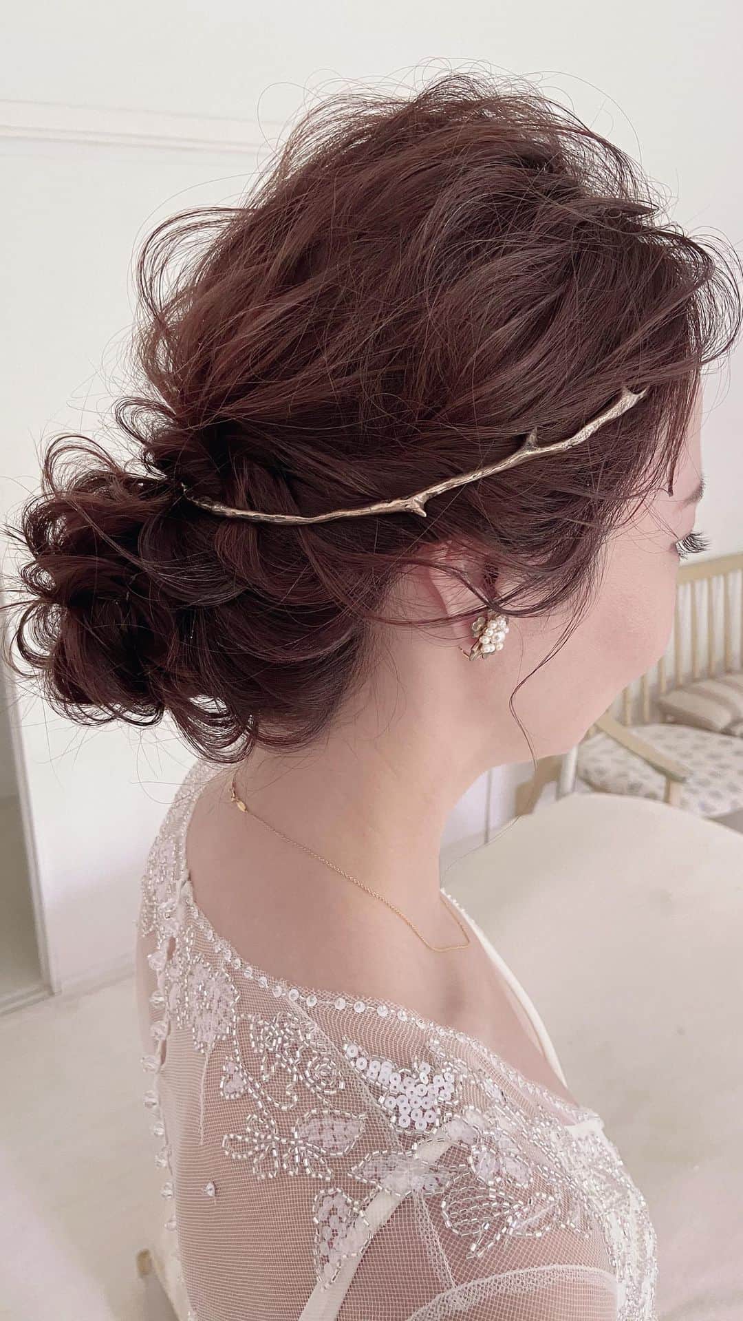 Gendaiのインスタグラム：「【wedding photo】 ハウススタジオで撮影🏡📸 少しカジュアルめなシニヨンスタイル！ . . . . . #ヘアスタイル#ヘアアレンジ#ヘアアレンジ動画#ヘアセット#アレンジ動画##ウエディング#ウエディングヘア#ウエディングドレス#ブライダル#ブライダルヘア#花嫁#プレ花嫁#プレ花嫁準備」