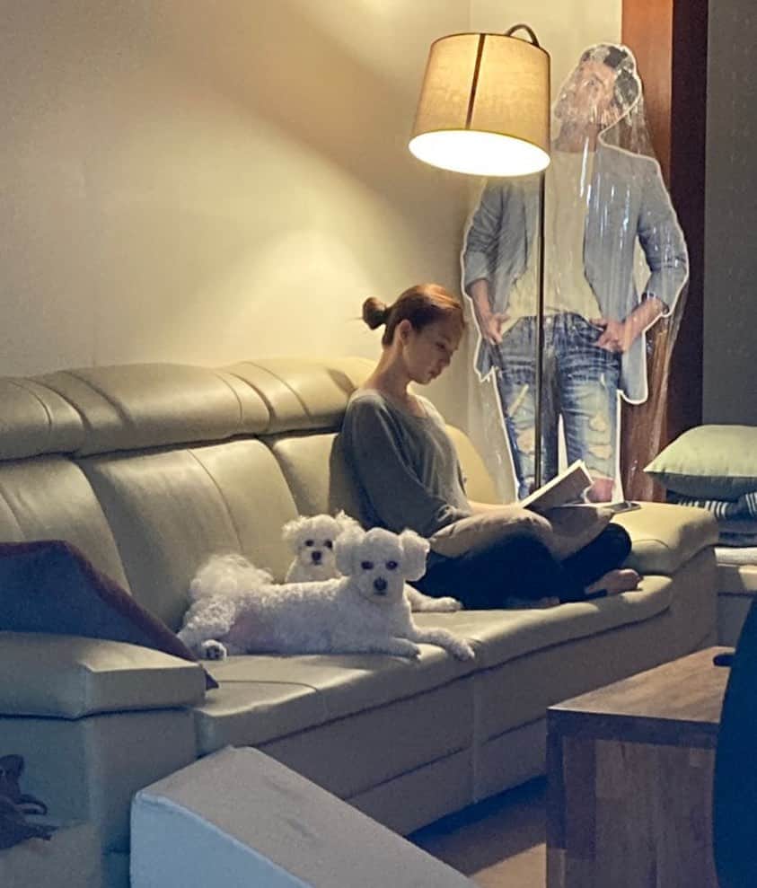 パク・シウンのインスタグラム：「운동을 시작하고부터 자세를 펴고앉으려고 순간순간 노력하게되네요~금방 무너지지만요~😁😅 딱 고러고있을때 딸이찍은사진~😆💕 근데 허니는 거기서 머해?😁ㅋㅋㅋ . . . #토르#미르#진남편#딸래미#가족#총출동#😘#♥️ #오늘도#모두#수고하셨어요#내일은더나은하루가되길#🙏」