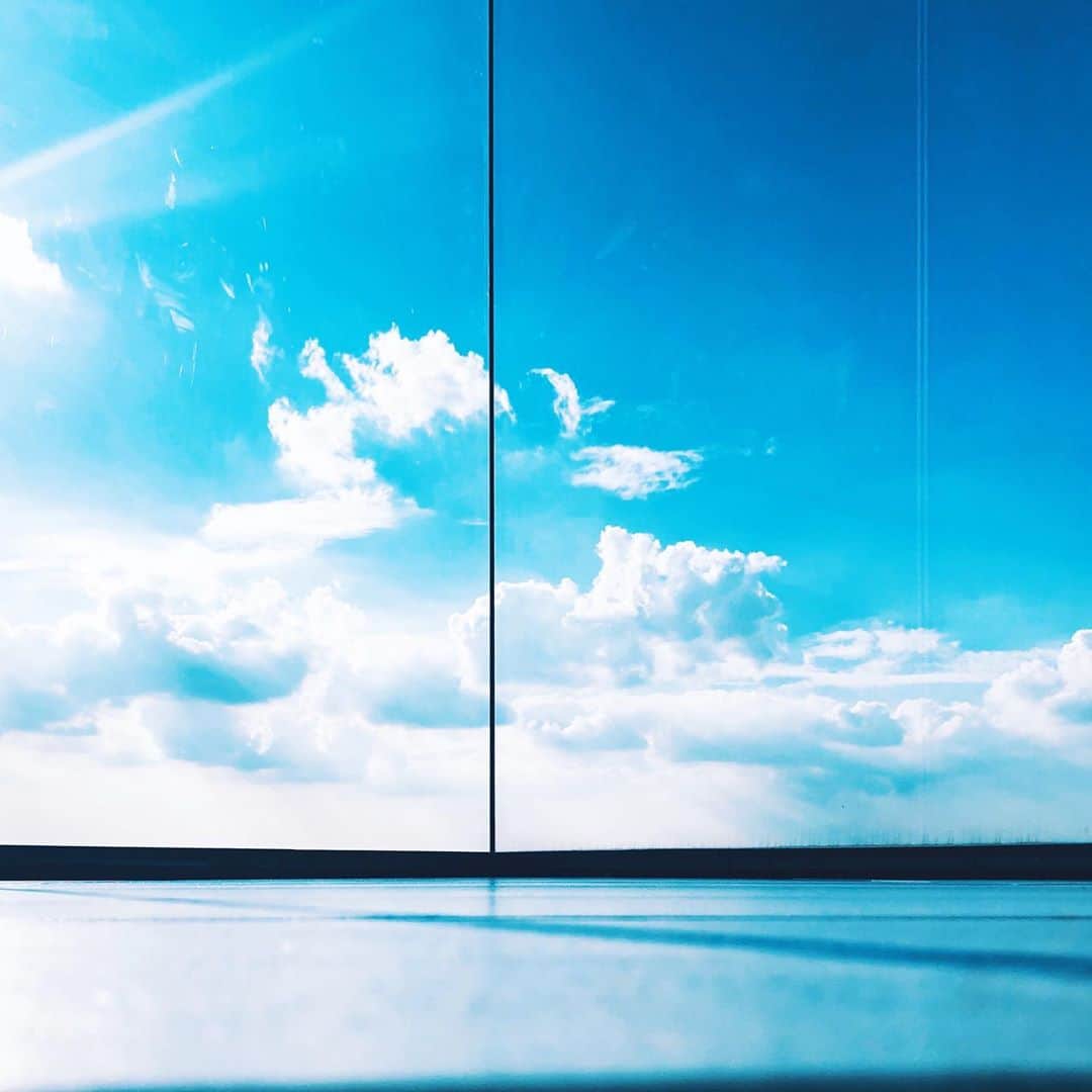 わっち☆ wacchiのインスタグラム：「* 『夏』ってだけでキラキラしてた あの気持ちが好きなの  #渋谷スクランブルスクエア  #shibuyascramblesquare  #shibuya #空 #sky #青 #blue #グラデーション #gradation  #iphonex #iphoneonly #iPhonegraphy #igers #igersjp #instagramjapan #mwjp #WEBSTAPICK #VSCOcam #vsco #vscogood_ #vscogoodshot #hueart_life #shootermag #shootermag_japan #ig_photooftheday #reco_ig #indies_gram」