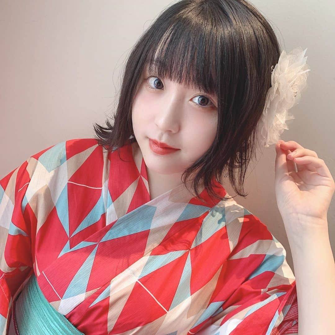 市村愛里さんのインスタグラム写真 - (市村愛里Instagram)「夏嫌いーーーって思ってたけど、やっぱり浴衣着れるので夏好きです。🧏🏻‍♀️ ・ 白の髪飾り自分で選んだ〜🤍 ・ #浴衣ヘア #浴衣 #浴衣女子」9月1日 21時37分 - airi_hkt48