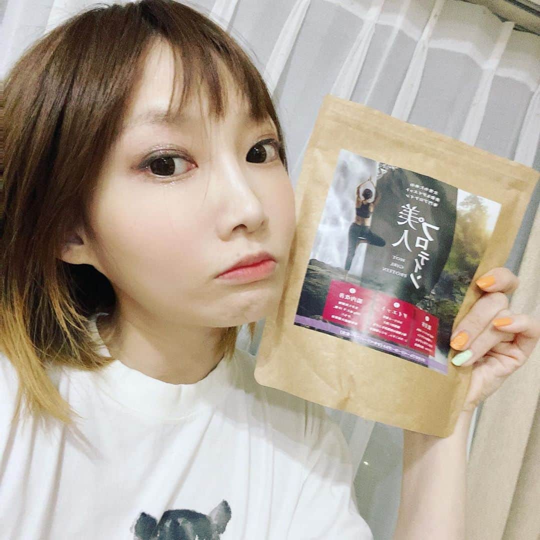 木下ゆうかさんのインスタグラム写真 - (木下ゆうかInstagram)「とっしーさん @_takedatoshiki_ のイーストレッチジムで売ってるプロテイン めっちゃいいらしい まだ飲み始めたばかりやけどうかわからんけど... 運動後、小腹が空いた時、などなどのんだらいいらしいよ！ らしいばかりで申し訳ないが味のことなら言える！ どっちもおいしいけど、どっちかっていうとブルーベリー味おすすめ！ 牛乳で割ってのんでる！豆乳で割ってのんでも美味しいらしい！ @estretch.gym  #イーストレッチ #estretch #美人プロテイン  #プロテイン」9月1日 21時48分 - yuka_kinoshita_0204