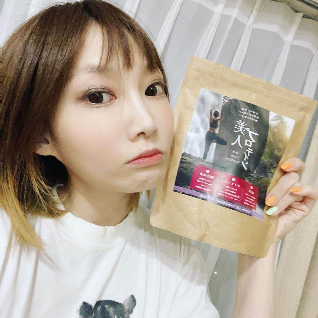 のインスタグラム：「とっしーさん @_takedatoshiki_ のイーストレッチジムで売ってるプロテイン めっちゃいいらしい まだ飲み始めたばかりやけどうかわからんけど... 運動後、小腹が空いた時、などなどのんだらいいらしいよ！ らしいばかりで申し訳ないが味のことなら言える！ どっちもおいしいけど、どっちかっていうとブルーベリー味おすすめ！ 牛乳で割ってのんでる！豆乳で割ってのんでも美味しいらしい！ @estretch.gym  #イーストレッチ #estretch #美人プロテイン  #プロテイン」
