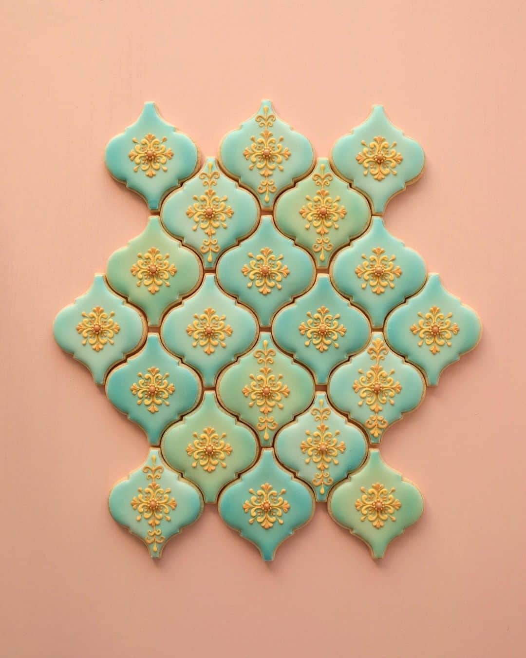 KUNIKAのインスタグラム：「Arabesque mosaic tile cookies 💎﻿ ﻿ 今日はオリジナルタイルの撮影をしたのですが、とてもスペシャルなある方のご協力のもと素敵なヴィジュアルが撮れて、可愛過ぎて悶絶...!!!!!﻿ 明日公開しますので、ぜひお楽しみに🥺💗﻿ ﻿ #artofkunika﻿ ﻿」