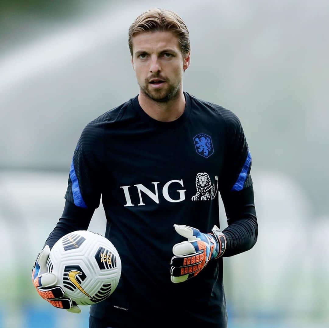 ティム・クルルのインスタグラム：「🔸🦁 🇳🇱 1st training ✅ New Special edition Gloves 🧤  @peakelitesports #nationalteam #comingsoon」