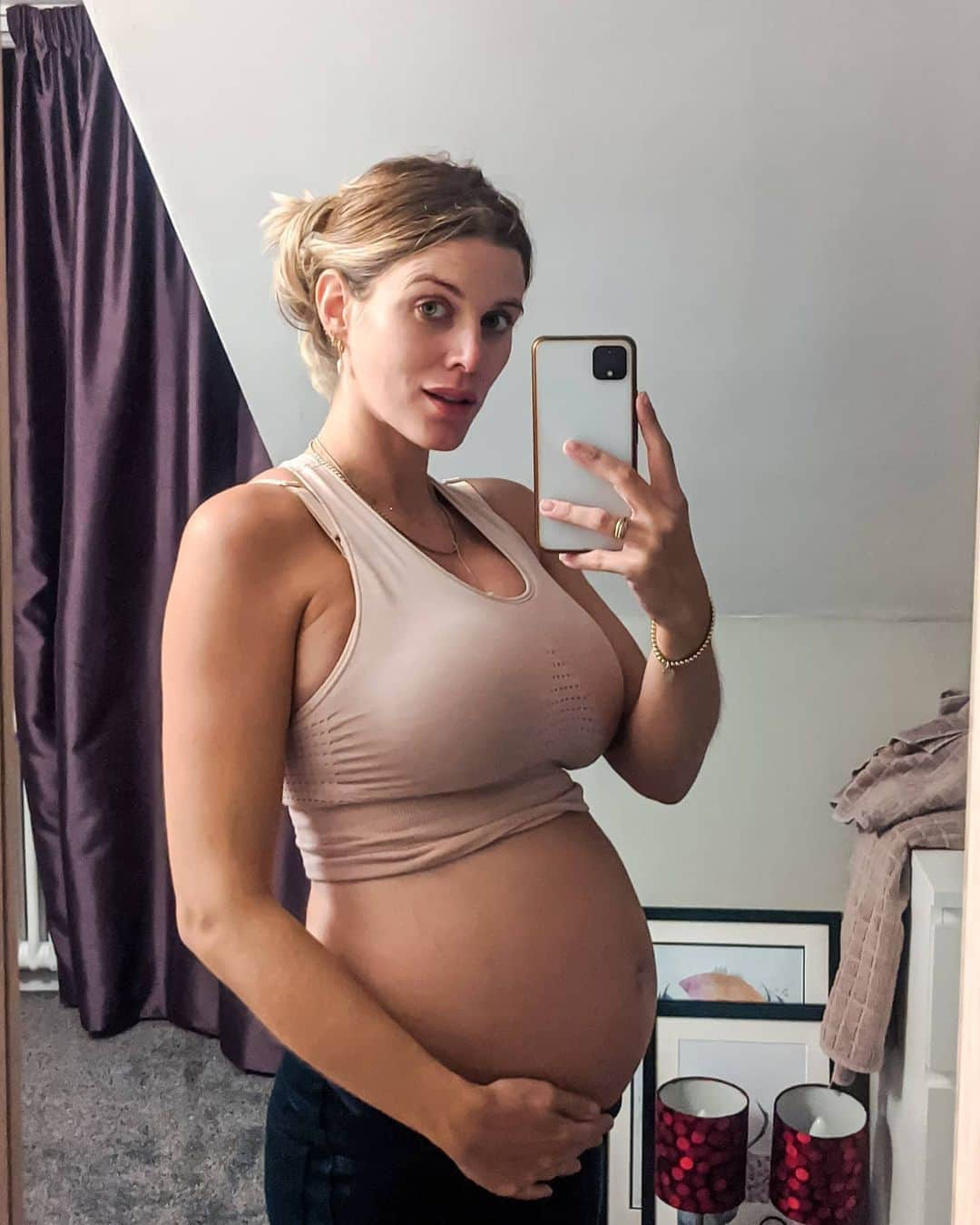 Ashley Jamesさんのインスタグラム写真 - (Ashley JamesInstagram)「22 weeks (and a few days) 🐣 Admittedly about 50% of this bump is probably the roast chicken I demolished, but baby's starting to pop.  He's quite nocturnal at the moment, but I love being able to feel him moving around. My lower back is starting to feel it, although it's starting to feel better now I'm few weeks into PT sessions. 🏋🏼‍♀️ It feels crazy to think next time it's summer I'll be a mummy. I'm loving the pregnancy journey, but I just want to meet him now.🤰🏼🥰 How's everyone else finding it?」9月1日 21時56分 - ashleylouisejames