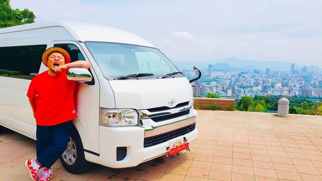 HIPPYのインスタグラム：「ピエール号を納車して1年 これからも全国旅しよね！  フォローしてくれてる皆さんは どちらに住んでますかー？  コメントくださーい！ 歌いにいきます笑」