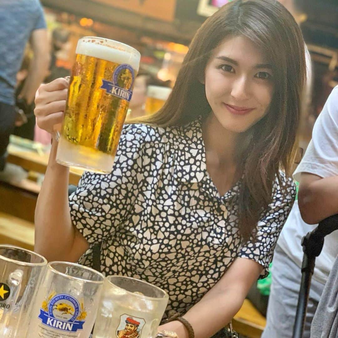 のインスタグラム：「高知市内 ひろめ市場で カツオの藁焼きをいただきました❤️ やっぱり本場は違う。 生カツオが美味しい。。。 ついついお酒🍺が進みます☺️ . . . #instagood#instalike #kochi#travel#beer  #高知#高知県#高知旅行#ひろめ市場  #かつおのたたき #かつおの藁焼き  #カツオのたたき #ビール#乾杯 #私は弱いので飲めません #一口だけ#飲むふり 笑笑 再投稿ごめんなさい🙏 画像の順番変えました😳」