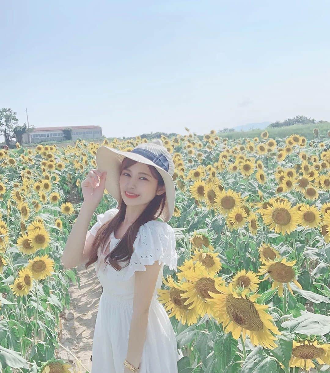のインスタグラム：「﻿ ﻿ ﻿ ﻿ 先日ひまわり畑へ……🌻﻿ ﻿ ﻿ みんな太陽の方を向いて元気いっぱいでした ！﻿ ﻿ 私も元気を届けられる人になりたいです( ¨̮ )﻿ ﻿ ﻿ 9月もよろしくお願いします🌙*ﾟ﻿ ﻿ ﻿ ﻿ ﻿  ﻿  ﻿ ﻿ ﻿ ﻿ ﻿ ﻿ ﻿ ﻿ ﻿ ﻿ #ひまわり #ひまわり畑 #向日葵 #向日葵畑﻿ #イングランドの丘 #淡路島 #淡路島旅行 ﻿ #sunflower #🌻 ﻿ #夏 #夏の思い出 #夏の花 #夏の終わり ﻿ #夏服 #夏コーデ #ワンピース #ワンピースコーデ ﻿ #summer #summerfashion #summertime ﻿ #花 #花のある暮らし #花好き ﻿ #flowers #flowerphotography #flowerstagram ﻿ #麦わら帽子 #帽子 #帽子コーデ #白ワンピ ﻿ ﻿ ﻿」