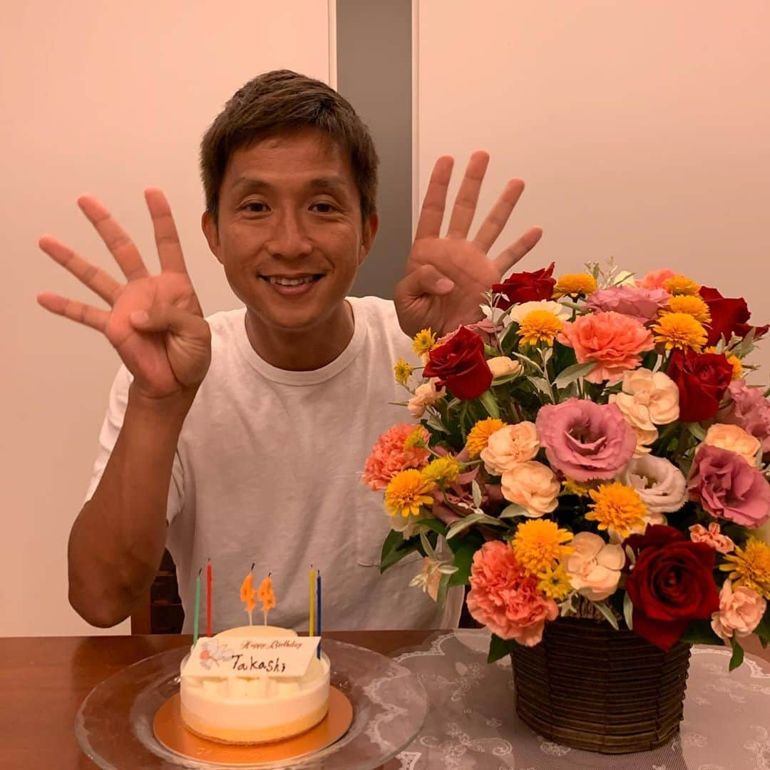 福西崇史さんのインスタグラム写真 - (福西崇史Instagram)「. おかげさまで44歳になりました🎊🎂 . ゾロ目なのでたぶんいい事あるね🤣 皆さんにもいい事ありますように〜🙏 . 大変な時期は続いてますが、笑っていきましょう〜😁😆🤩😍😚 . #誕生日 #福西崇史 #9.1 #笑顔 #感謝 #皆さんにいい事ありますように #お花 #ケーキ」9月1日 21時52分 - takashi_fukunishi