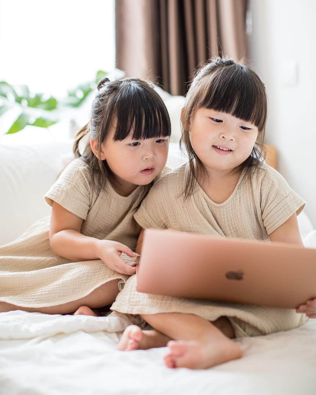 MOMOツインズのインスタグラム：「While we try to give our kids a good dose of social and life skills, it’s equally important that they learn how to be digitally savvy too!   As a parent, we need to also continually keep up with times by staying involved!  Good to know that @moesingapore is embracing digital learning and are now accelerating the roll-out of the giving personal learning devices to all secondary schools students by end-2021.   Coupled with the plans to make blended learning part of the curriculum as well, this emphasis on helping students develop the skills, knowledge and confidence to navigate the digital world gives parents like me assurance my kids will be well-prepared for the future! #moe #learnforlife #sp」