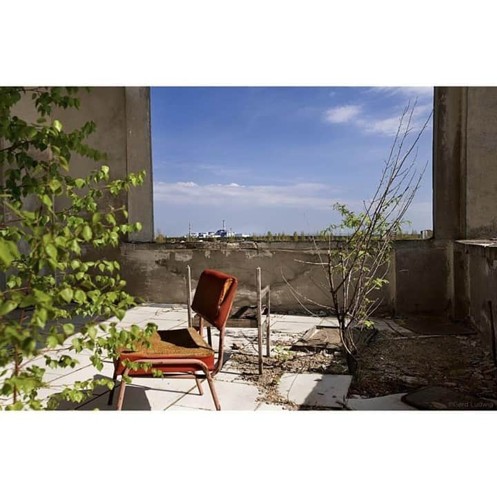 Gerd Ludwigさんのインスタグラム写真 - (Gerd LudwigInstagram)「A rooftop view from the former Polissya Hotel in the center of Pripyat shows the proximity of the ill-fated Chernobyl Nuclear Power Plant to this former home of 50,000. Today, Pripyat stands a ghost town overrun by nature. Once a beautiful town by Soviet standards, Pripyat was built to house Chernobyl Nuclear Power Plant’s workers and their families.  Since this photograph was taken, a New Safe Confinement has been constructed around the remains of Reactor No. 4. The confinement includes the concrete sarcophagus that was built shortly after the disaster, as well as a steel arch-shaped building planned to contain the radiation for the next hundred years.  @thephotosociety #Chernobyl #thelongshadowofchernobyl #Ukraine #NewSafeConfinement」9月1日 22時00分 - gerdludwig