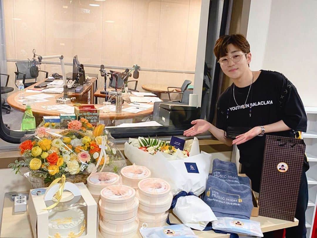 DINDINのインスタグラム：「오늘 밤 11시 107.7 sbs power FM “딘딘의 뮤직하이” 첫 방송이 시작됩니다 ❤️ 응원해주신 모든 분들 감사합니다! 조금 이따가 만나요오!!! #딘딘 #뮤직하이 @dindin_musichigh」