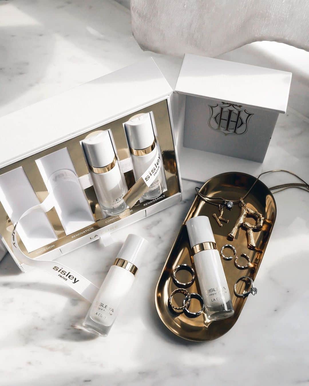 Ruby Kwanのインスタグラム：「A new scientific discovery on skin care treatment are absolutely as precious as my jewellery.  Sisley Laboratories have drawn on a major scientific discovery revealed by the Nobel Prize in Medicine in 2016, which proves our cells have incredible biological ability to ensure their survival.  SISLEŸA L'Intégral Anti-Âge LA CURE was invented.  It takes 4 weeks for skin renewal to take place and the new #LaCure has been programmed to last the exact same time to restart the skin’s vital mechanisms and ensure a real upsurge in the results.  A bottle of this energy-saturated treatment a week and it unlocks the mechanisms that allow the skin to renew and regenerate.  Together with a specific gestures to message the treatment into my face and neck every day and night, my skin becomes very supple, restored and visibly rejuvenated.  The skin is “reborn”.  @sisleyparisofficial #mysisleya #sisleyskincare #energycharger #sisleyhk #rougeclosetbeauty #活膚再生能量之源 #肌膚充電器」