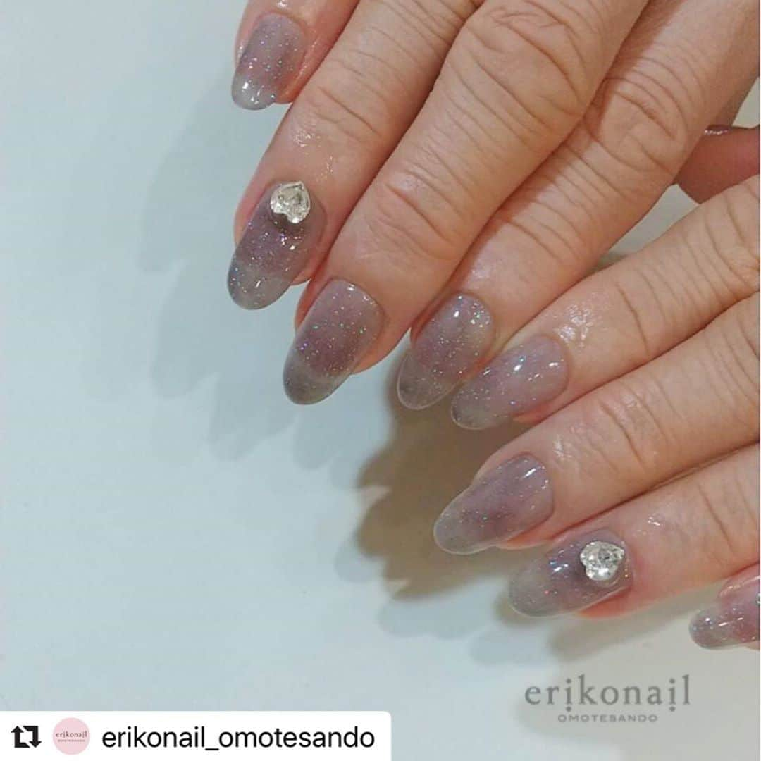 黒崎えり子さんのインスタグラム写真 - (黒崎えり子Instagram)「#Repost @erikonail_omotesando with @make_repost ・・・ お客様NAIL💖  OMOTESANDO 杉岡 ・ ・ erikonail  OMOTESANDO  *･゜ﾟ･*:.｡..｡.:*･*:.｡. .｡.:*･゜ﾟ･* 平日11:00〜21:00 土日祝10:00〜19:00 ご新規様20%オフ✨ 表参道駅から徒歩1分 全席７席ソファ席でゆったりとお過ごしいただけます♡ 個室もございます 皆様のご来店お待ちしております♡ *･゜ﾟ･*:.｡..｡.:*･*:.｡. .｡.:*･゜ﾟ･* ・ ・ ・ ・ #erikonail #エリコネイル #エリコネイル表参道 #erikonail杉岡佳織  #ネイル#ネイルアート  #クリアネイル #透け感ネイル #ハートネイル #nail#nails #naildesign#gelnail#gel #morecouture #モアクチュール #モアジェル  #네일#젤네일#美甲師#美甲 #大人可愛い #エレガント #シンプルネイル #ネイルケア #黒崎えり子 #jna認定ネイルサロン #表参道ネイルサロン」9月1日 22時14分 - erikonail