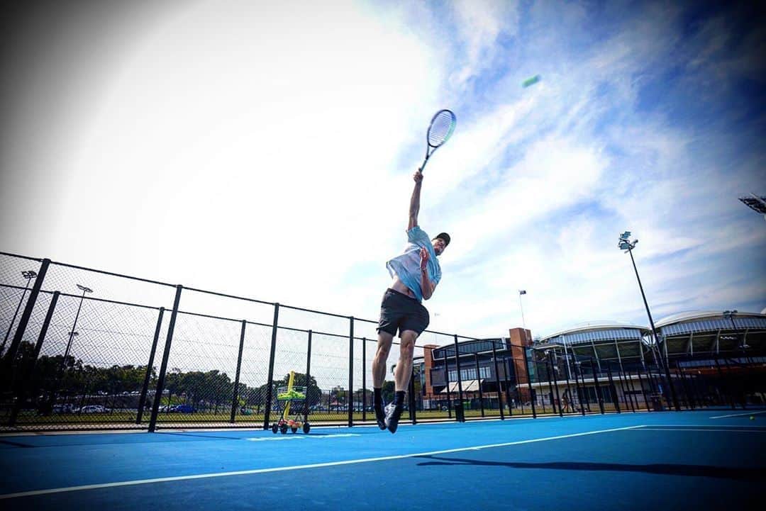 土井雪広のインスタグラム：「テニスのサーブはゾクゾクするスピード感。  #tenis #dunlop」