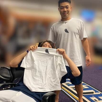 新垣勇人さんのインスタグラム写真 - (新垣勇人Instagram)「Tシャツを気に入ってくれたみたいです。 ファイターズで大ブームの予感。  #宮西尚生 #近藤健介 #おとぼけカラス #北海道日本ハムファイターズ #ブーム #カキシード #照れ屋みたいやん #XLサイズ」9月1日 22時07分 - hayato.arakaki28