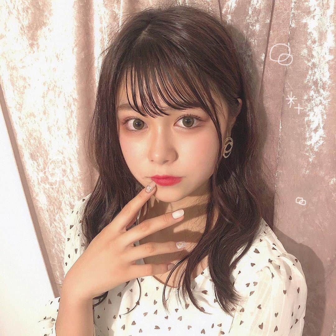 熊谷真里（まりくま）さんのインスタグラム写真 - (熊谷真里（まりくま）Instagram)「． ． レギュモ総選挙3ヶ月間有難うございました！！🧸🎀 ． 長くなりますが今の気持ちをまとめました。 最後まで読んでいただけると嬉しいです。 ． ． 今回のバトル、惜しくも あと一歩な結果でした。 応援して下さった皆さんには、 とても申し訳ない気持ちもありますが 自分の中では色んな事に全力で取り組んだ 3ヶ月だったのでやり切った感があります。  1ヶ月目のバトル（6月号） 誌面アンケート→ 2位 🥈 動画バトル→ 7位 RT戦争→ 5位  2ヶ月目のバトル（7月号） 誌面アンケート→ 1位 🥇 動画バトル→ 9位 Cupopさんいいねバトル→ 3位 🥉  3ヶ月目のバトル（8月号） 誌面アンケート→ 1位 🥇 LOVEteen投票→ 4位  動画バトル→ 4位 SHOWROOM→ 3位 🥉 TikTok→ 2位 🥈 モデル力審査→ 2位 🥈  動画バトルではなかなか伸びなくて悔しい思いがありましたが、それ以外のバトルは全て上位に入っていて皆さんには感謝しかありません。 くまファミの団結力が本当に凄かった😢 追い上げがすごく、バトルを重ねるにつれて、団結力がすごく深まって嬉しかったです。 どのバトルにもたくさんの思い出があります。 1ヶ月目の誌面アンケート、2位で悔しい思いが強かった。だから次は絶対に1位を掴み取るという強い思いで、アンケートの呼び掛けを工夫したりしました。そのお陰で2、3ヶ月目で2回連続1位を掴み取る事が出来ました！ Cupopさんのバトルでも追い上げがすごくて嬉しかった。 そしてSHOWROOM配信。初めてのSHOWROOMで最初は中々苦戦しました。 ファンの皆さんと一緒にルールを理解して、朝から夜まで沢山の配信。最後の配信では、今までの思い出を振り返って涙したり、沢山のアイテムを頂いたりと、皆さんへ感謝の気持ちでいっぱいです。 TikTokバトルや動画バトルでのコメント欄での団結力も本当にすごかった😢 最後のモデル力審査では、2位を頂くことができ凄く嬉しかったです。前に誌面でポージングについての意見について書かれてるのを見て、“絶対もっと上手くなってみせる”という強い意志が芽生えました。自分の見せ方研究を前以上に取り組んだり、練習した成果をこのモデル力審査で認めて頂いたような気がして凄く嬉しかったです。動画には載っていませんでしたが、表情のバリエが増えたなど褒めて頂けたりもして嬉しかったです。 もっと頑張ると強く思えた日でした。  くまファミの皆さん、沢山支えてくれて本当に有難うございます。バトルの途中で気持ちが下がったりする事もありました。でもそんな時、私が表にその気持ちを公表していないのに察してくれて、皆さんが沢山励ましや応援のDMを送ってくださったりと、すごく勇気づけられました。いつも支えてくれて有難う。皆さんがいて下さったから、私はここまで成長することができました。 まだ恩返しができていなくてごめんね。 でもこのバトルを通して、くまファミの皆さんと私はまた強くなったと思います。これからも一緒に進化し続けようね！！  専属昇格発表があった時、最初はやりきった感があったけど、後から悔しい気持ちが出てきました。レギュモとしてPopteenにいられる期間の間は絶対にアンケート1位を取り続けます。 こんな悔しい気持ちのまま終わるのは嫌！！ 最後まで一緒に頑張りましょう！！  ここからまた、まりくまは進化していきます！！！🔥 目離しちゃダメだよ！！✊🏻  いつも応援して下さり有難うございます。 これからもよろしくお願いします。🔥  熊谷 真里（まりくま）  いつもいいね＆コメントありがとうございます🧸🎀  #まりくま #Popteen」9月1日 22時08分 - maritsupe0208