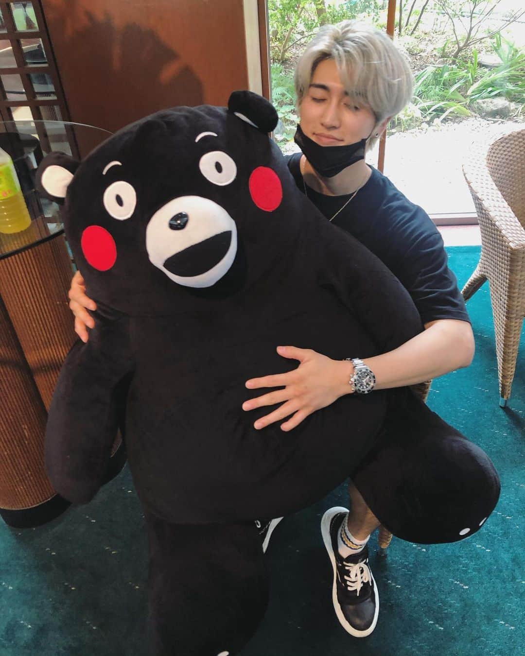 原田デイビッドのインスタグラム：「僕新しい友！ 熊本半日しかいなかったけどきれいなばしょと食べものもおしくってまたゆっくり行きたい！  Me and my new homie.🐻 . . . . #kumamoto #kuma #kyushu #travel #trip #bear #newfriend #友 #友達 #熊本」