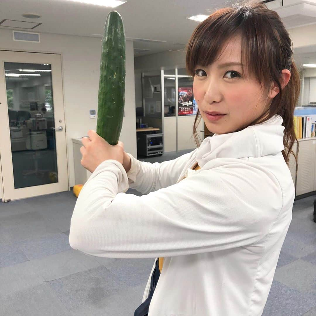 南條早紀さんのインスタグラム写真 - (南條早紀Instagram)「さよならホームラン⚾️ . . なぁつのおぉわぁりぃぃぃ〜 なぁつのおぉわぁりぃ〜にぃは〜 . …と、森山直太朗さんの「夏の終わり」の 歌詞が頭をよぎる時期ですが、 みなさんいかがお過ごしですか？ . . 忌々しいコロナのせいで、 帰省することも、友達と集まることもできず 十分な思い出が作れなかった… わたしはそんなやりきれない思いを ちょこっと感じながら、9月を迎えました(´｀) 花火もバーベキューもしたかった…🎆 （別に例年そんなに沢山してないけど。笑） . . でも、この夏は野菜を育てる喜びを知りました🥰 手に握っているのは、 立派に育った（育ちすぎた）きゅうりです。 . . きゅうりも、この夏たくさん取れてくれて ありがとう…🥺❤️ . . そんな感謝の気持ちと、 こんな切ない夏の終わりは 今年が最後であって欲しい、 強い思いを込めて。 . . 憎きコロナをどこか宇宙の果てまで さよならホームランできますように。 . . …そんな力、私にはないけれど、 気持ちだけ😘✨ . . 9月に入ったとはいえ、まだまだ残暑厳しいです。 引き続き感染予防対策とともに 熱中症へ厳重に警戒しましょうね！ 9月もよろしくお願いします！！ . . #富山 #富山県 #富山市 #toyama #夏の終わり #夏の終わりに想うこと  #夏 #さようなら #夏野菜 #ジャンボきゅうり #きゅうり #キュウリ #立派 #育ちすぎ #野菜栽培 #収穫 #育てる喜び #楽しい夏 #9月 #9月スタート #悲しみにさよなら  #楽しい #秋 #はじめました #富山テレビ #BBT #フルサタ #アナウンサー #南條早紀 #なんじょうのにちじょう」9月1日 22時12分 - nanjo_saki