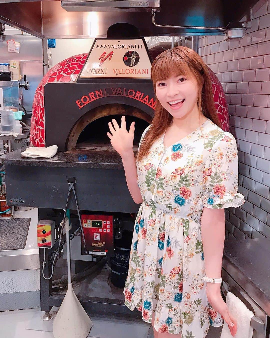 DJ MIYAさんのインスタグラム写真 - (DJ MIYAInstagram)「やっほーぉ💖こんばんわーぁ(o^^o)皆さん9月もよろしくお願いしまぁぁす♪  今夜は、溝の口でmomとPizza!!!!  ピッツェリア マリオ エクスプレス  @pizza_mario112 さんは、溝の口改札の目の前にある、お持ち帰りもできる本格的Pizzaのお店♪  ピザ窯があった🍕ので特別に撮らせてもらっちゃったあ♪イタリアから輸入した本物ぉ！  ピザが、イタリアに来たのかって感じちゃうくらい美味しーいのーぉぉ💖❤️ えー？？ほんとに溝の口ですかー？？って感じぃ💖  ◉プロシュット&ルーコラ（店内限定）1380円 ◉D.O.C 水牛モッツァレラ＋チェリートマト 1380円  うわー！！！❤️Pizzaの盛り付けも鮮やかぁぁ💖生ハムもたーっぷり乗っかってるし、ピザ生地が、この窯でシェフが焼いてくれたばかりなので  めっちゃめっちゃもっちりとしていて、美味しーい！！！！💖 モッツァレラチーズも、こんなにたっぷり食べられるピザはなかなかないよねー♪  momも、とっても美味しいピザに感激してるよーぉぉ(o^^o)  すごい美味しかったでーす！！💖 全種類食べてみたーぁぁい！  これは、ほんと皆さん食べに行ってみてね♪テイクアウト（available to go them💖）ももちろんできるよーぉ❤️  ごちそうさまでーした💖  行ってみてねん💖（╹◡╹）💖  ありがとうございます🌸🌟  #ピザマリオ #溝の口ピザ #溝の口テイクアウト #ナポリピッツァ #石窯ピザ #溝の口 #ピザ #pr #トリドリベース #のくち #ピザ好き #田園都市線 #グルメ女子 #グルメ #グルメブロガー #溝の口駅 #溝の口グルメ #食リポ #インスタグラマー #インフルエンサー #今日のコーデ #今日のメイク #今日のコーディネート #今日のファッション #ピザ大好き #イタリアン好き #持ち帰りグルメ #川崎市グルメ #ファッショニスタ #ファッション好き」9月1日 22時15分 - dj_miya