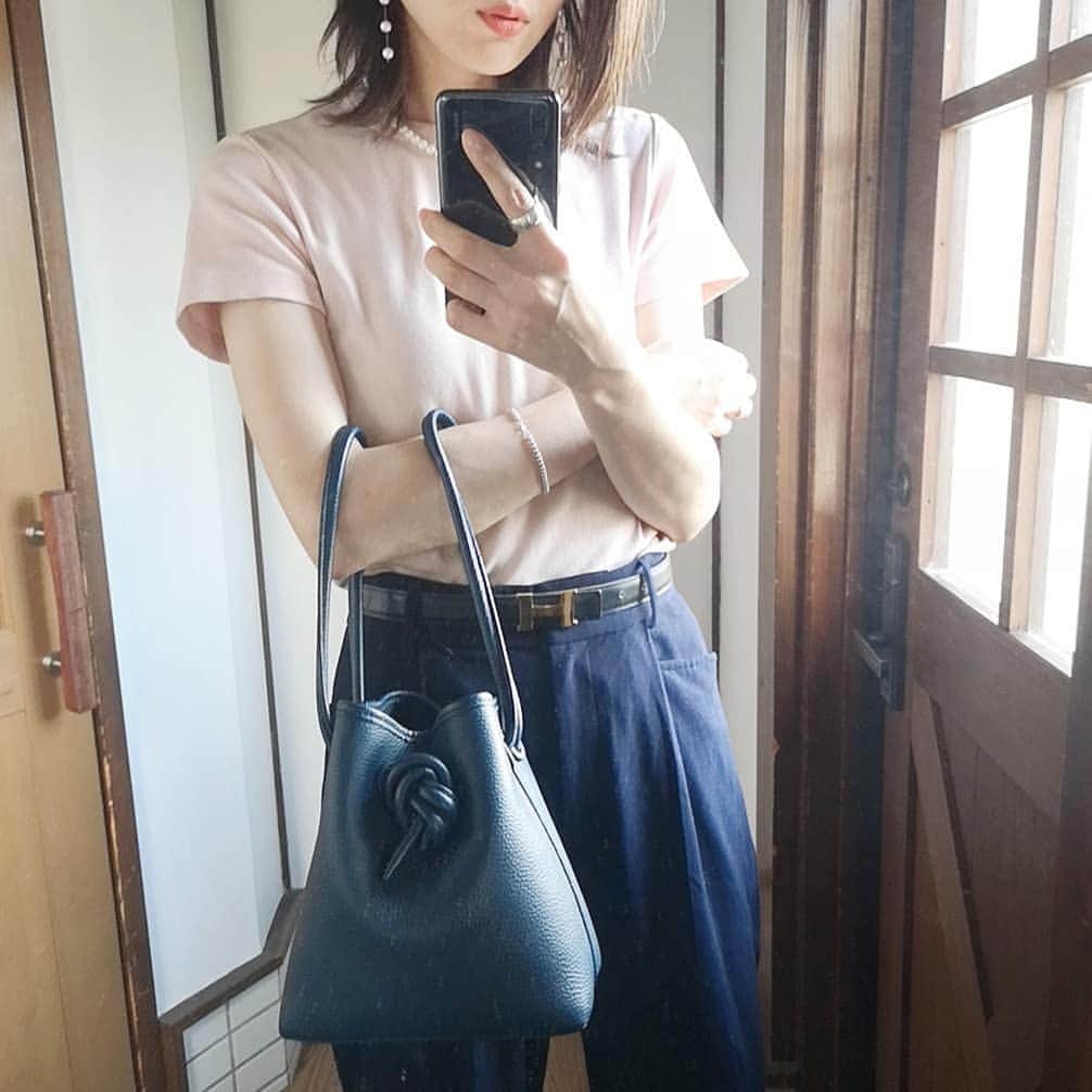 のインスタグラム：「UNIQLOＵの定番Tシャツ、珍しくピンク🤭💕ネイビーのパンツとパールで。 . #UNIQLO購入品  #UNIQLOU  #vasic  #vasicbondmini」