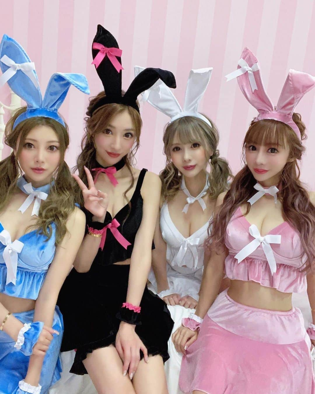 一條りおなさんのインスタグラム写真 - (一條りおなInstagram)「お揃バニー🐰🖤🤍💙💗 . #shooting  #halloween  #halloweencostume  #tika #bunny」9月1日 22時19分 - riona.i