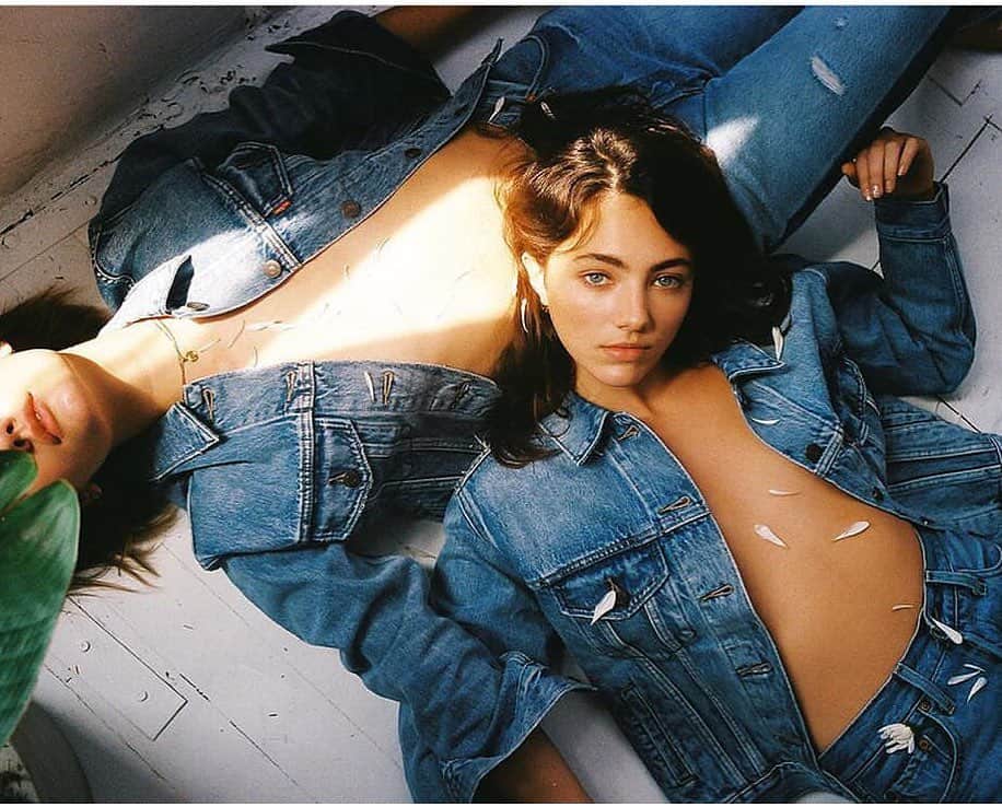 Amelia Zadroのインスタグラム：「Please leave me  to lie in the sunshine covered in flower petals  for a few more days 🌼🌝」