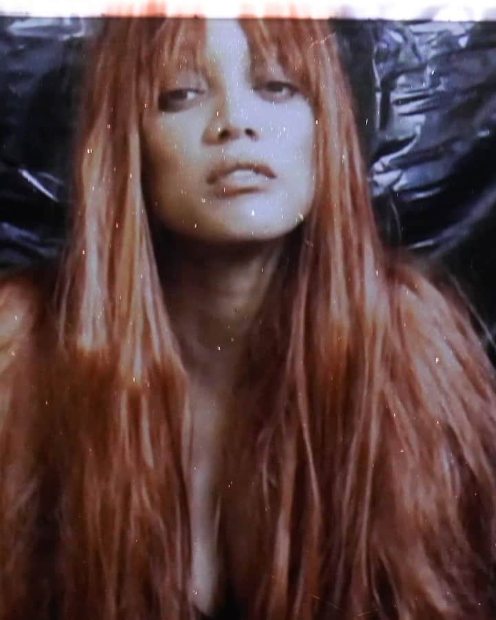 LOVE MAGAZINEのインスタグラム：「“From hair and make-up to pay equity to people making racist comments to your face, it was part of work,” shares supermodel @tyrabanks in an exclusive interview with @pam_boy about how social media has made the fashion industry face its demons. “I think it’d be the same today if we didn’t have social media.” Swipe up in our stories to read more from #LOVEDiaries.  Director @shotbylacruz Casting @pg_dmcasting」