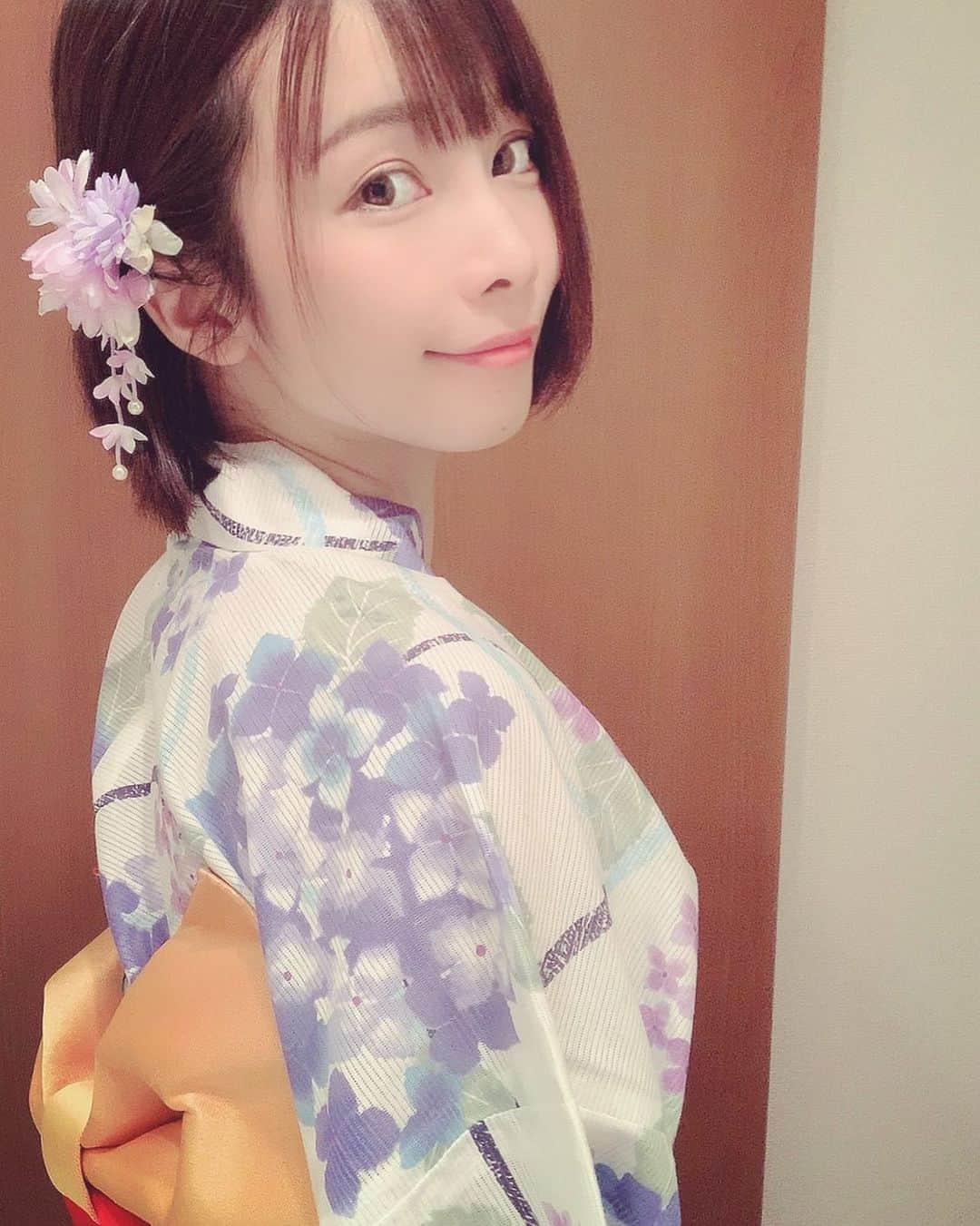 さくまみおのインスタグラム：「去年は背の高いくまちゃんに対抗して頭のてっぺんにお団子を作ったら、浴衣の艶やかさが一瞬にして吹き飛んでしまったので、今年は背伸びするのはやめました😇  #浴衣 #最近小さく見られるけれど #158cmはあるんでぃ」