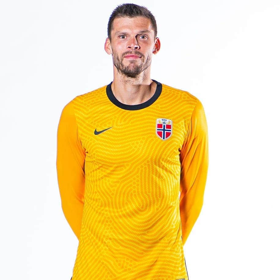 ルネ・ヤーステインのインスタグラム：「⚽️🇧🇻😀」