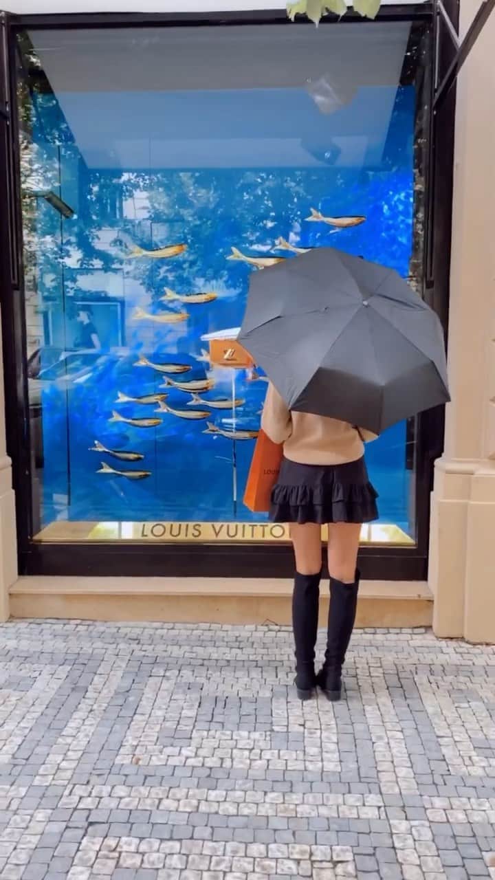 バーボラ・コディトヴァのインスタグラム：「Nobody: Literally no one: Me: IT’S 1ST OF SEPTEMBER FINALLY IT’S FALL AND I CAN WEAR SWEATERS AND BOOTS 🤣🍂🍁」