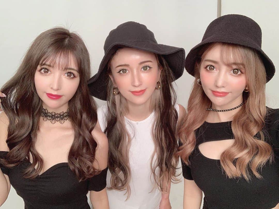 のインスタグラム：「【❤️あねあげ撮影❤️】 . 今日は姉agehaの撮影でした📕✨ みさきちゃんと同じ時間帯で 撮影一緒だったー🥺💜💜 3人とも今日はモノトーンコーデ👗💗 . みさきちゃんもちかも髪の毛暗いから 私も真似したくなるっ🙈❣️ . #姉ageha #オフショット #モノトーン」