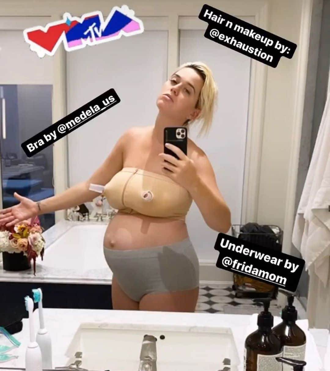 Average Parent Problemsのインスタグラム：「Welcome to motherhood, @katyperry! Loving your VMA look 👍🏻」